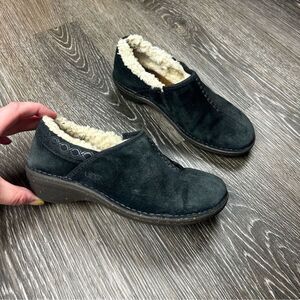 Ugg Australia Black Suede Betty Slip On fur lined clogs mules size 5